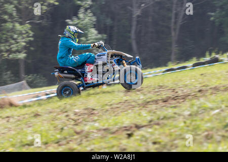 BREZOVA NAD SVITAVOU, TSCHECHISCHE REPUBLIK - 15. Juni 2019 : das Panning Schuß von Quad Fahrer in Blau fahren im internationalen Meisterschaft der Tschechischen Republik in Qu Stockfoto