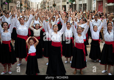 Junge Kinder in traditionellen Kostümen Proben auf der Straße von Marques de Larios vor der Teilnahme an einer Leistung. Mehr als 4.730 Menschen auf der Straße versammelten sich zu einem neuen Weltrekord tanzen Flamenco, Flamenco Tanz Schule des Malaga als Teil der Ereignisse durch die Flamenco Biennale organisiert die Andalusien Kultur und Flamenco Tanz zu fördern. Stockfoto