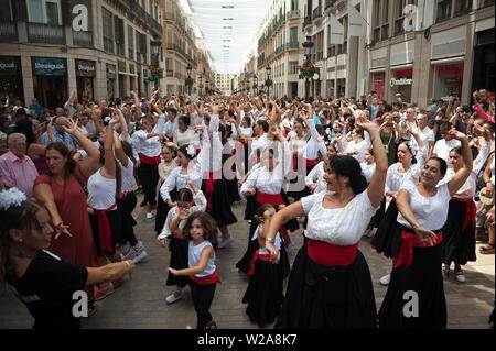 Junge Kinder in traditionellen Kostümen Proben auf der Straße von Marques de Larios vor der Teilnahme an einer Leistung. Mehr als 4.730 Menschen auf der Straße versammelten sich zu einem neuen Weltrekord tanzen Flamenco, Flamenco Tanz Schule des Malaga als Teil der Ereignisse durch die Flamenco Biennale organisiert die Andalusien Kultur und Flamenco Tanz zu fördern. Stockfoto