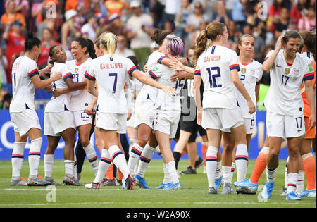 Lyon, Frankreich. 07 Juli, 2019. Décines-Charpieu: Fußball, Frauen: WM, USA - Niederlande, final, Stade de Lyon: Der US-Spieler, einschließlich Abby Dahlkemper (4. von links), Megan Rapinoe (M), Tierna Davidson (3. von rechts), Mallory Pugh (2. von rechts) und Tobin Heide feiern den Sieg ihrer Mannschaft. Quelle: dpa Picture alliance/Alamy leben Nachrichten Stockfoto