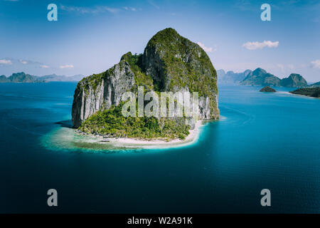 El Nido, Palawan, Philippinen. Beeindruckende Antenne drone oben Blick auf einzigartige Pinagbuyutan Insel. El Nido Dorf im Hintergrund Stockfoto