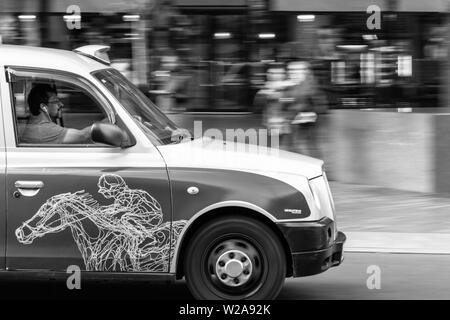 Vorbei an London cab auf der Straße Stockfoto