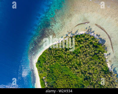 Luftbild von Oben nach Unten anzeigen Banyak Inseln Sumatra tropischen Archipel in Indonesien, Coral Reef White Sand Beach Strand türkisblaues Wasser. Reiseziel, div Stockfoto