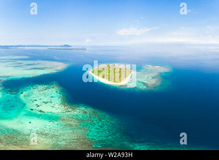 Luftaufnahme Banyak Inseln Sumatra tropischen Archipel in Indonesien, Coral Reef Beach, türkisfarbenem Wasser. Reiseziel, Tauchen Schnorcheln, uncontamin Stockfoto