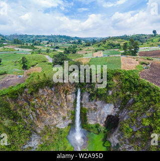 Luftaufnahme Sipiso - piso Wasserfall in Sumatra, Reiseziel in Berastagi und Lake Toba, Indonesien. Stockfoto