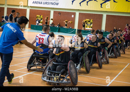 Spieler begrüßen sich mit Hi-Fives, nach dem Spiel. Die französische Nationalmannschaft schlagen die Deutschen, 42:47 während der abschließenden und gewann die U-Schale für das zweite mal. Die U-Cup ist die größte internationale Rollstuhl Rugby Turnier in Polen. Vom 4. bis 6. Juli 2019, die siebte Ausgabe der Veranstaltung war am Ursynów Arena in Warschau statt. Rollstuhl Rugby ist eine paralympische Sportart für Menschen mit Querschnittslähmung im zervikalen Bereich und Menschen mit Bein Erkrankungen. Stockfoto