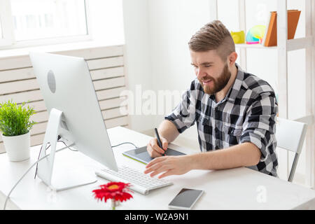 Unternehmen, Designer und Animator Konzept - schöner Mann Illustrator oder Artist stützt sich auf die Grafik Tablett Stockfoto