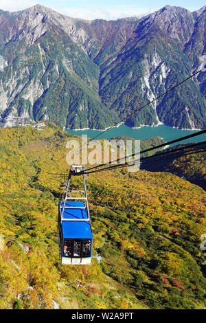 Seil der Seilbahn ist Weg und Heben von Personen und das Tal und den See im Hintergrund. Touristische hinauf auf den Berg. Stockfoto