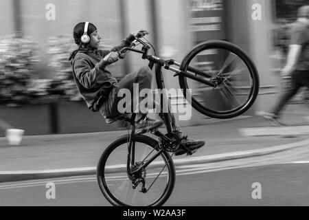 Radfahren Junge an der Londoner Straßen Stockfoto