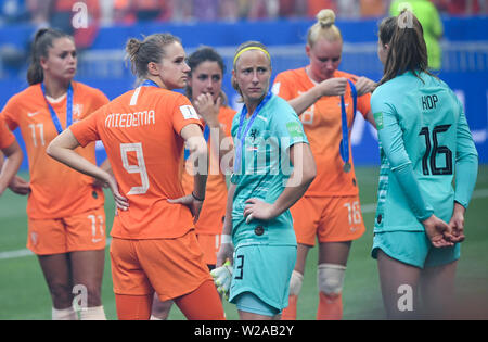 Lyon, Frankreich. 07 Juli, 2019. Décines-Charpieu: Fußball, Frauen: WM, USA - Niederlande, Final, Stade de Lyon: #uu und #nn kämpfen um den Ball. Die niederländische Lieke Martens (L-R), Vivianne Miedema, sowie die Torhüter Stefanie van der Gragt (3. von rechts) und Lize Kop (r) sind auf dem Spielfeld enttäuscht. Quelle: dpa Picture alliance/Alamy leben Nachrichten Stockfoto