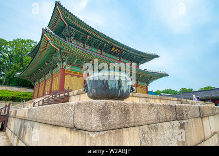 Einer der Pavillons der Changdeokgung Palast aus einem Winkel, Seoul, Südkorea Stockfoto