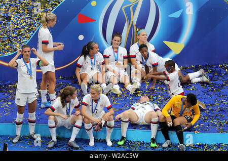 Spieler aus den USA feiern mit der Trophäe, nachdem er die FIFA Frauen-WM 2019 Finale im Stade de Lyon, Lyon, Frankreich. Stockfoto