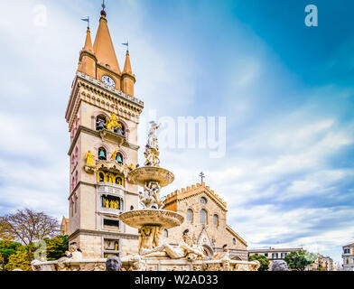 Römisch-katholische Kathedrale und Orion Brunnen auf dem Hauptplatz von Messina, Sizilien, Italien. Stockfoto