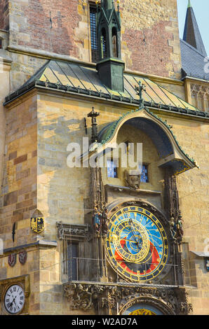 Schönes Prag astronomische Uhr, Orloj, auf dem Altstädter Ring in Prag, Böhmen, Tschechien. Berühmte touristische Ort. Goldene Stunde Licht. Praga, Tschechien. Erstaunliche Städte. Architektur. Stockfoto