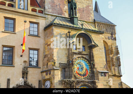 Berühmte Astronomische Uhr in Prag, Orloj, auf dem Marktplatz der Altstadt der schönen tschechischen Hauptstadt. Beliebte historische Sehenswürdigkeit. Goldene Stunde Licht. Praga, Tschechien. Touristische Orte. Stockfoto
