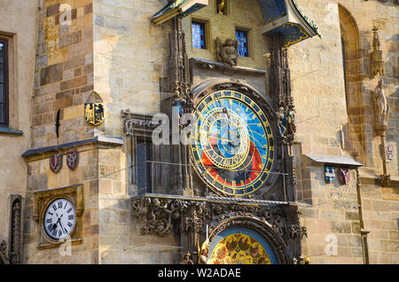 Astronomische Uhr in Prag, Tschechische Republik. Berühmte Orloj auf dem alten Marktplatz von der tschechischen Hauptstadt. Während der Morgen goldene Stunde fotografiert. Detail close up. Schöne Architektur. Stockfoto