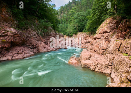 Granit Schlucht des Flusses Belaja. Denkmal der Natur. In Russland, in den Bergen des Nordkaukasus. Stockfoto