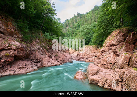 Granit Schlucht des Flusses Belaja. Denkmal der Natur. In Russland, in den Bergen des Nordkaukasus. Stockfoto