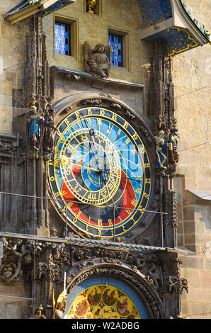 Astronomische Uhr in Prag, Böhmen, Tschechien. An der südlichen Wand des Alten Rathaus in der Altstadt Platz der tschechischen Hauptstadt montiert. Berühmte Touristenattraktion. Orloj, Praga, Tschechien. Stockfoto