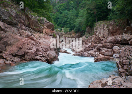 Granit Schlucht des Flusses Belaja. Denkmal der Natur. In Russland, in den Bergen des Nordkaukasus. Stockfoto