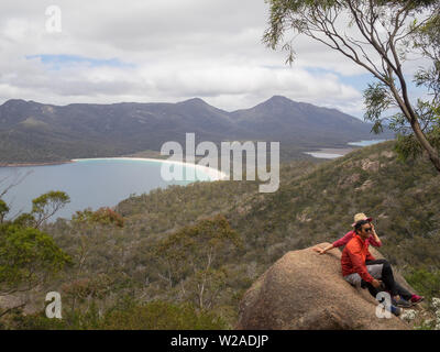 Touristen Aufnahmen im Wineglass Bay Lookout Stockfoto