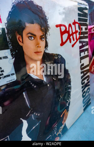 Nahaufnahme Foto und Bild von Michael Jackson auf der Abdeckung der schlecht, seine ironischen Album und diese Vinyl LP auf den Verkauf in einem französischen Marktstand puce Stockfoto