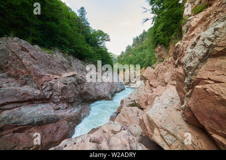 Granit Schlucht des Flusses Belaja. Denkmal der Natur. In Russland, in den Bergen des Nordkaukasus. Stockfoto