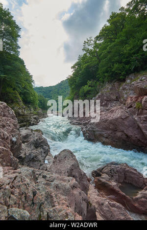 Granit Schlucht des Flusses Belaja. Denkmal der Natur. In Russland, in den Bergen des Nordkaukasus. Stockfoto