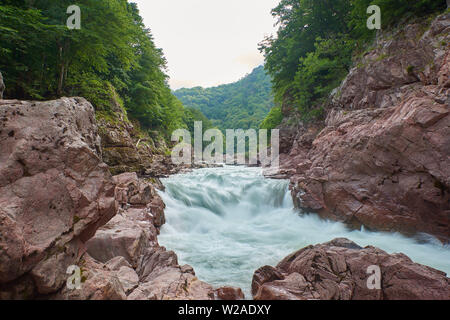 Granit Schlucht des Flusses Belaja. Denkmal der Natur. In Russland, in den Bergen des Nordkaukasus. Stockfoto