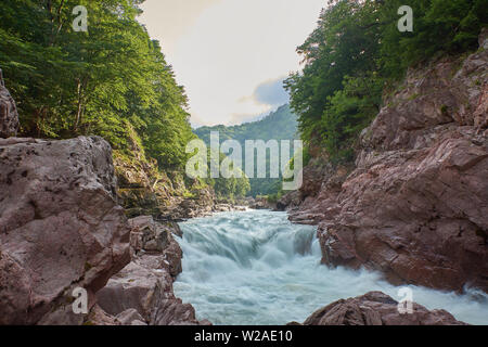 Granit Schlucht des Flusses Belaja. Denkmal der Natur. In Russland, in den Bergen des Nordkaukasus. Stockfoto