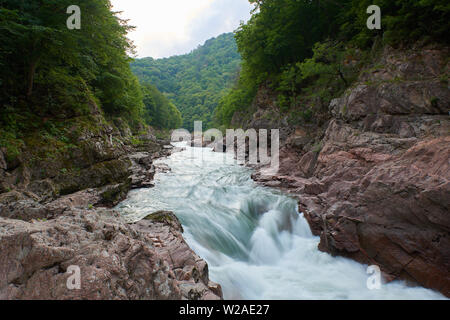 Granit Schlucht des Flusses Belaja. Denkmal der Natur. In Russland, in den Bergen des Nordkaukasus. Stockfoto