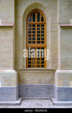 Holzfenster der Tempel im gotischen Stil. Tempel in den tiefen Wald. Reisen in die Natur, Abenteuer Stockfoto