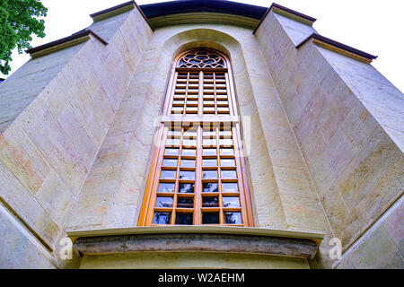 Holzfenster der Tempel im gotischen Stil. Tempel in den tiefen Wald. Reisen in die Natur, Abenteuer Stockfoto