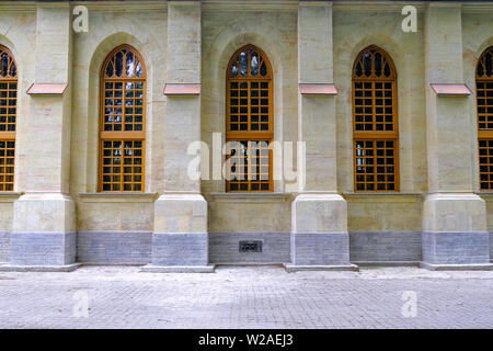 Holzfenster der Tempel im gotischen Stil. Tempel in den tiefen Wald. Reisen in die Natur, Abenteuer Stockfoto