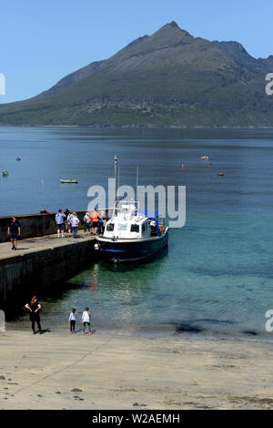 Menschen boarding Bella Jane Fähre zum Loch Coruisk und Cuillin Mountains, von elgol Kai, Isle of Skye Stockfoto