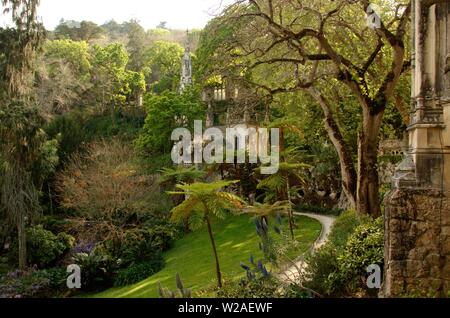 Weiter können Sie nach Lissabon Sintra, das gut für seine berühmten Schloss, Gärten und viel Quinta's ist - beispielsweise "Quinta da Regaleira" bekannt finden Stockfoto