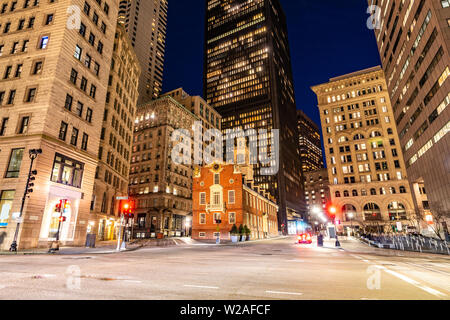 Boston Old State House mit Boston Gebäude Skyline von Downtown Boston, MA USA. Stockfoto