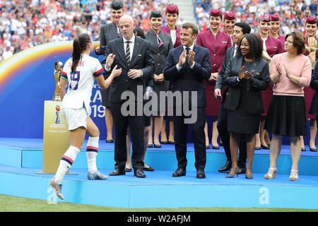 Groupama Stadion, Lyon, Frankreich. 7. Juli 2019. FIFA Frauen WM-Finale, USA versus Niederlande; Alex Morgan (USA) auf dem Podium mit Gianni Infantino, FIFA-Präsident, Emmanuel Längestrich, der französische Präsident Credit: Aktion plus Sport/Alamy leben Nachrichten Stockfoto
