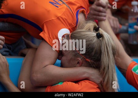 Lyon, Frankreich. 07 Juli, 2019. Jackie GROENEN der Niederlande zu Weinen mit ihrer Familie nach den Vereinigten Staaten den 2019 FIFA Frauen&#39;s gewann WM-Finale gegen die Niederlande im Lyon Stadion in Lyon, Frankreich. Credit: Foto Arena LTDA/Alamy leben Nachrichten Stockfoto