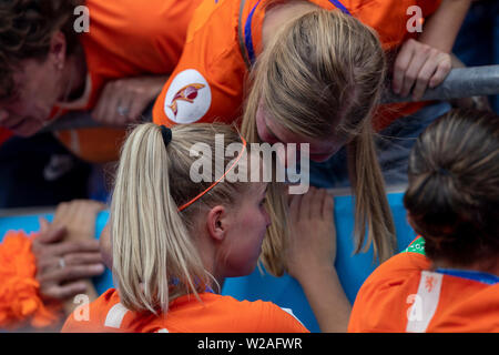 Lyon, Frankreich. 07 Juli, 2019. Jackie GROENEN der Niederlande zu Weinen mit ihrer Familie nach den Vereinigten Staaten den 2019 FIFA Frauen&#39;s gewann WM-Finale gegen die Niederlande im Lyon Stadion in Lyon, Frankreich. Credit: Foto Arena LTDA/Alamy leben Nachrichten Stockfoto