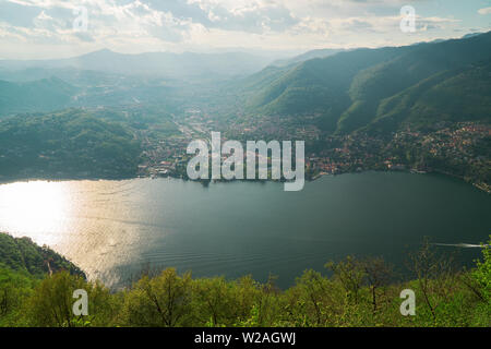 Luftaufnahme von Cernobbio Stadt von Brunate Berg in Italien. Stockfoto