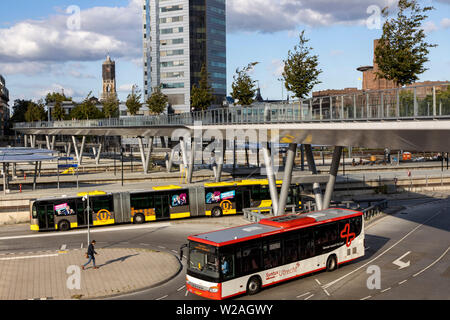 Utrecht, die Niederlande, die Moreelsebrug, Fußgänger und Radfahrer Brücke über die Gleise der Utrecht Centraal, Hauptbahnhof, Busbahnhof, Stockfoto