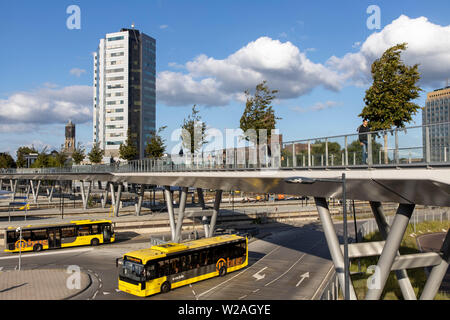 Utrecht, die Niederlande, die Moreelsebrug, Fußgänger und Radfahrer Brücke über die Gleise der Utrecht Centraal, Hauptbahnhof, Busbahnhof, Stockfoto