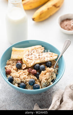 Frühstück Brei Hafer Schüssel mit Obst, Leinsamen, Nüsse. Detailansicht. Gesundes Essen und Lifestyle Konzept Stockfoto