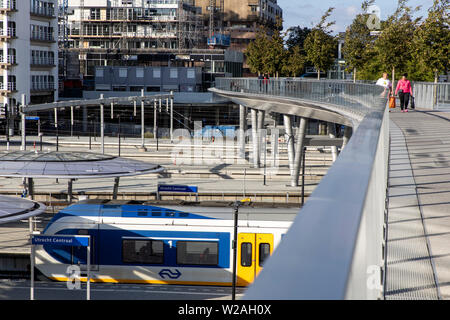 Utrecht, die Niederlande, die Moreelsebrug, Fußgänger und Radfahrer Brücke über die Gleise der Utrecht Centraal, Hauptbahnhof, Busbahnhof, Stockfoto