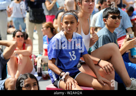 New York, NY, USA. 7. Juli, 2019. United States Football/Soccer Anhänger in Kraft im World Trade Center (WTC) in New York am 7. Juli 2019, für eine outdooruhr Partei zur Unterstützung des Team USA bei der FIFA Frauen-WM-Endrunde in Lyon, Frankreich gegen die Niederlande. © 2019 G. Ronald Lopez/Alamy leben Nachrichten Stockfoto