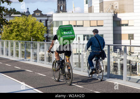 Utrecht, die Niederlande, die Moreelsebrug, Fußgänger und Radfahrer Brücke über die Gleise der Utrecht Centraal, Hauptbahnhof, Uber isst, Fahrrad Stockfoto