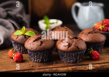 Hausgemachte Schokolade Muffins auf Holz Schneidebrett, horizontale Ausrichtung Stockfoto