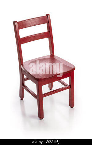 Kinderstuhl Holz lackiert Rot auf weißem Hintergrund. Stockfoto
