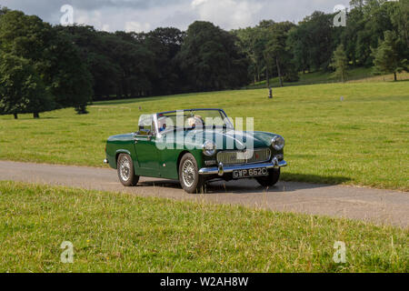 1965 60s Green MG Midget bei Classic Car Rally - Sonntag, 7. Juli 2019. Mark Woodwards Oldtimer- und Fahrradshow im Hochsommer reist zum malerischen Carnforth, um auf der diesjährigen Leighton Hall mehr Klassiker, historics, Oldtimer-Motoren und Sammlerstücke zu präsentieren, eine Gelegenheit, mehr als 500 Oldtimer bei einer der umfassendsten und vielfältigsten Shows des Oldtimer-Events im Sommer zu sehen. Stockfoto